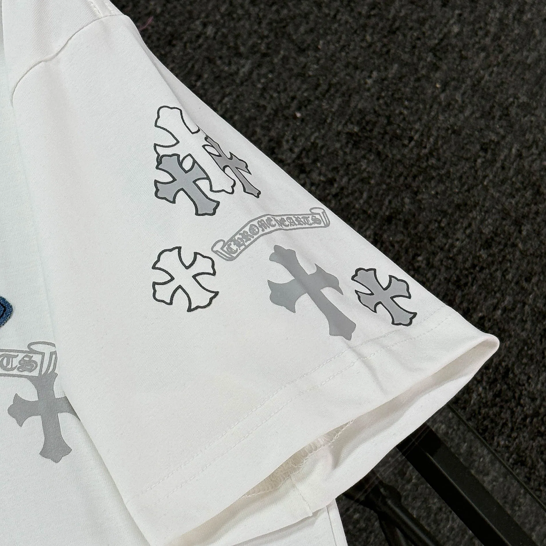 P180 Chrome hearts 25 high version fabrics made of 300 grams of high-density cotton, no deformation, no shrinkage, complete with three labels, same style for men and women, process; printing + denim patch embroidery process + original metal label Color: black white khaki SIZE: S-XL